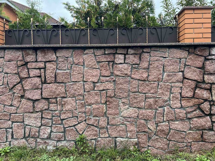 Забор из натурального камня красного Лезник granitny_zabor